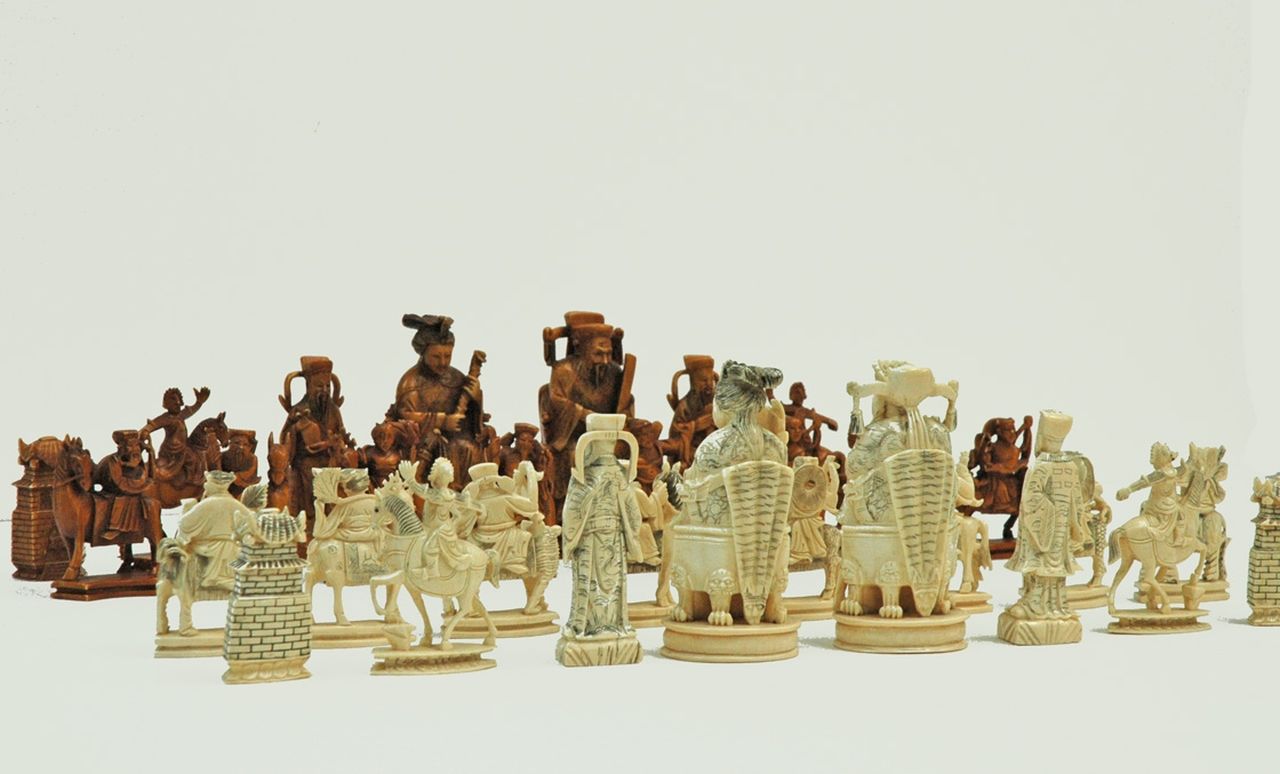 Schaakset   | Schaakset, A Chinese ivory figural chess set, each figure a  member of the Chinese court or warrior, ivory 11.4 cm, late 19th century, early 20th century