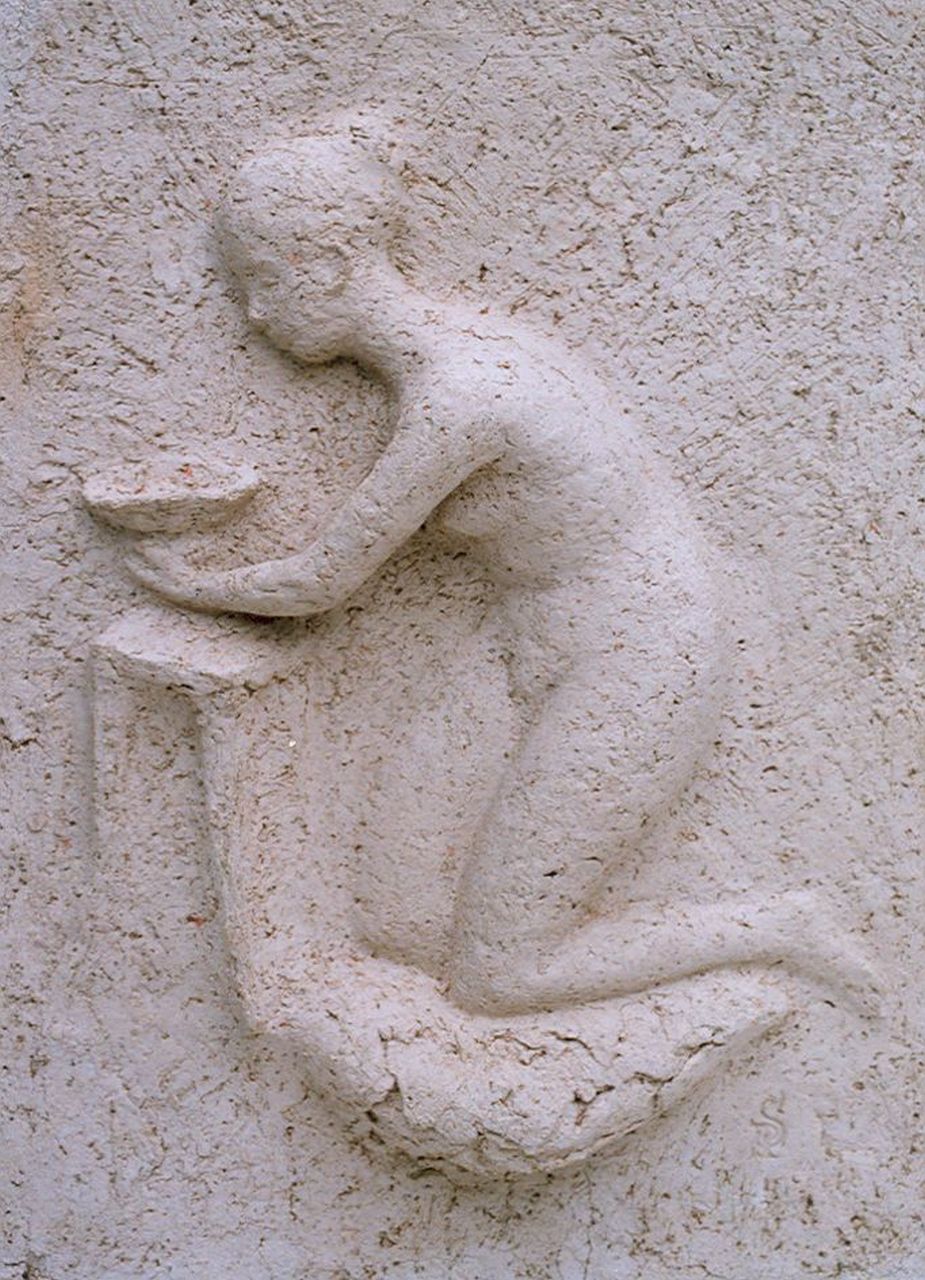 Starreveld P.  | Pieter Starreveld, Knielende jonge vrouw met schaal, clay 30.7 x 22.9 cm, gesigneerd rechtsonder met monogram