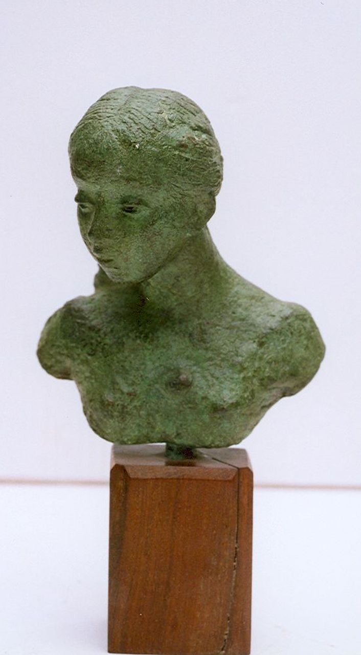 Starreveld P.  | Pieter Starreveld, Buste van een meisje, bronze 20.7 x 11.2 cm, gesigneerd met monogram