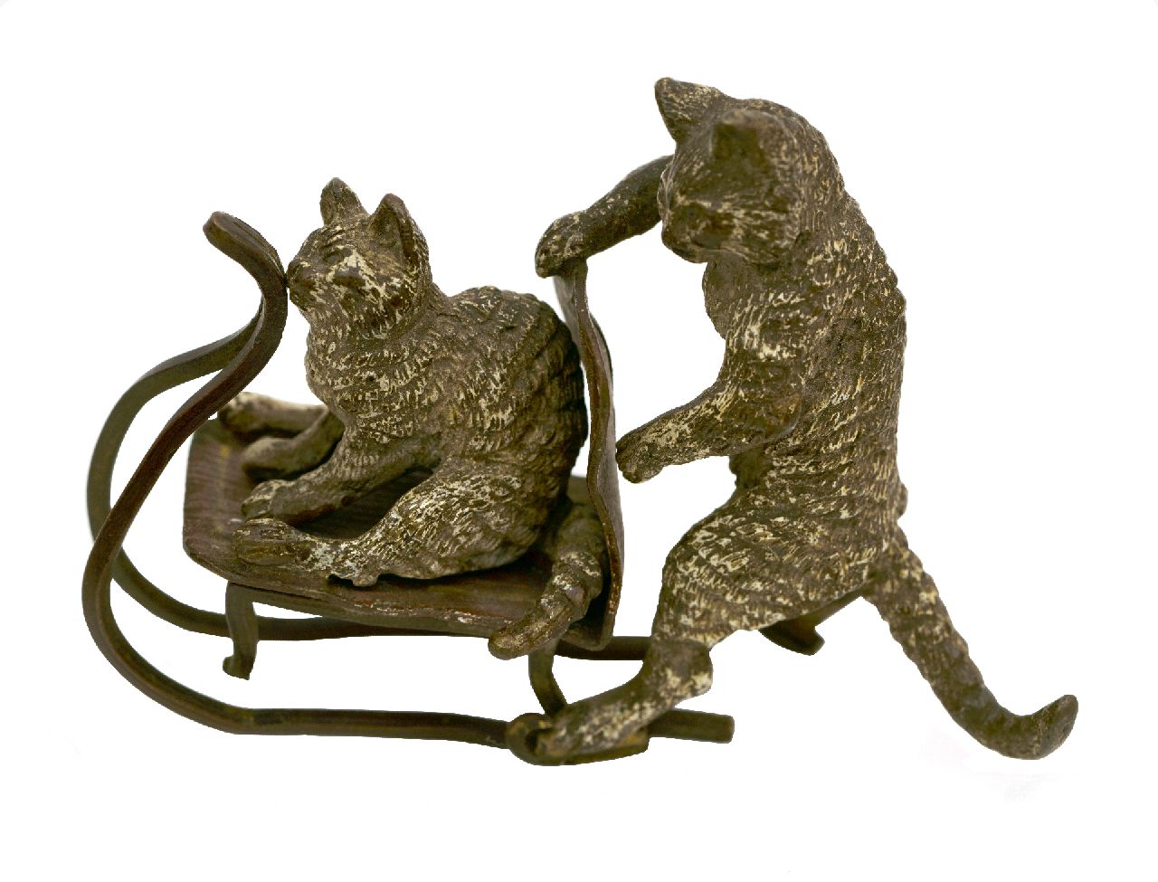 Weense School | Zwei bronzene Katzen auf Schiebschlitten, bronze, 6.4 x 8.5 cm