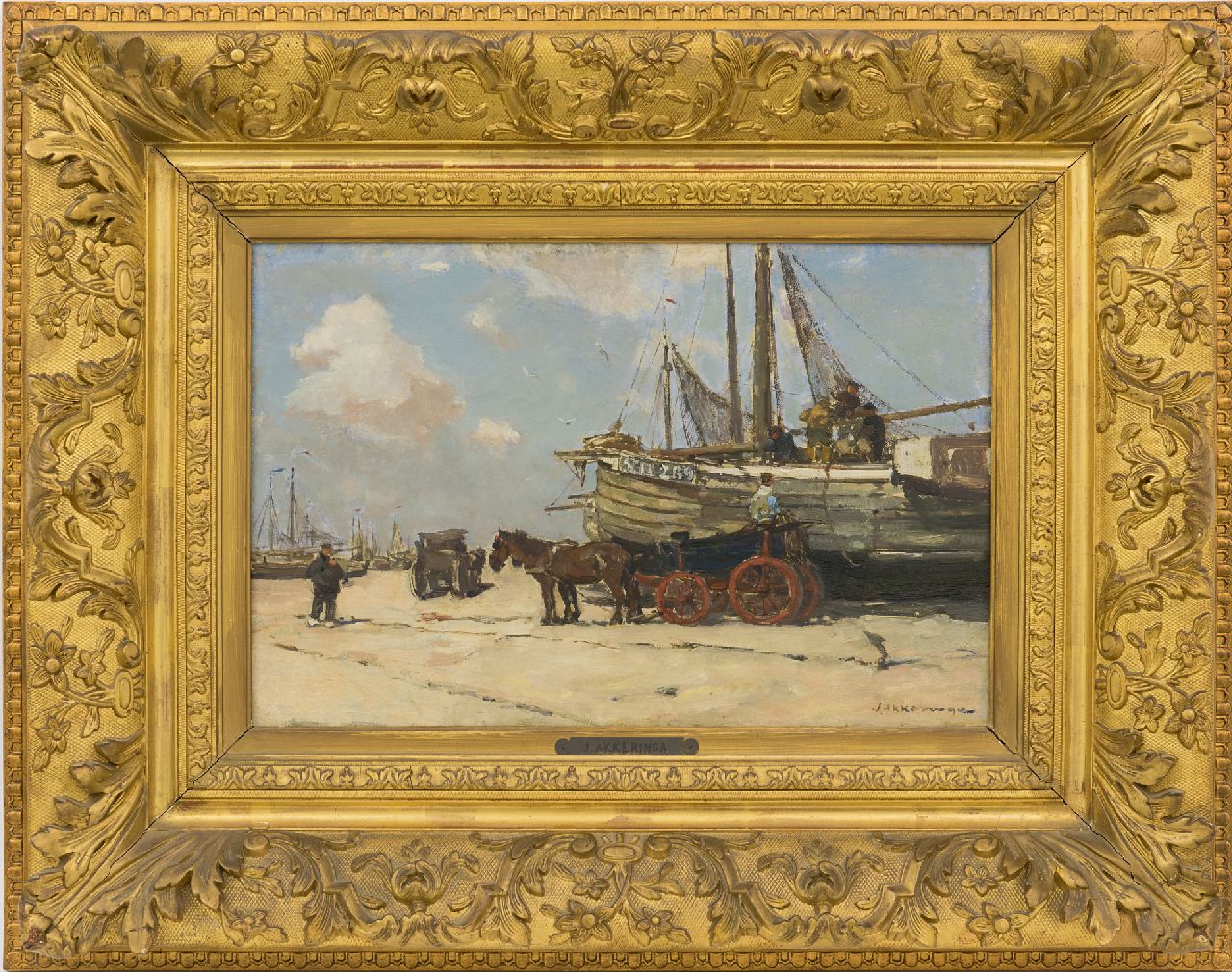 Akkeringa J.E.H.  | 'Johannes Evert' Hendrik Akkeringa, Unloading the fishing boats on Scheveningen beach, oil on panel 26.6 x 40.1 cm, signed l.r. and painted ca. 1901