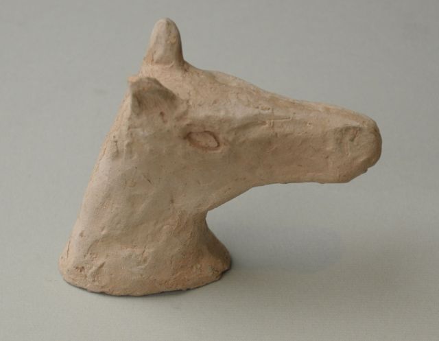 Oranje-Nassau (Prinses Beatrix) B.W.A. van | A horse head, clay 9.5 cm, dated '48