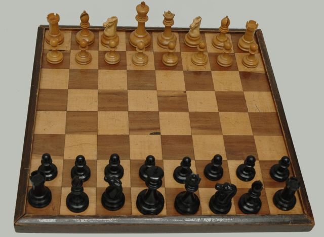 Schaakset | A 'Staunton style chess set, palmwood and ebony, 10.0 x 4.8 cm, signed marked with red crown and dated 1860