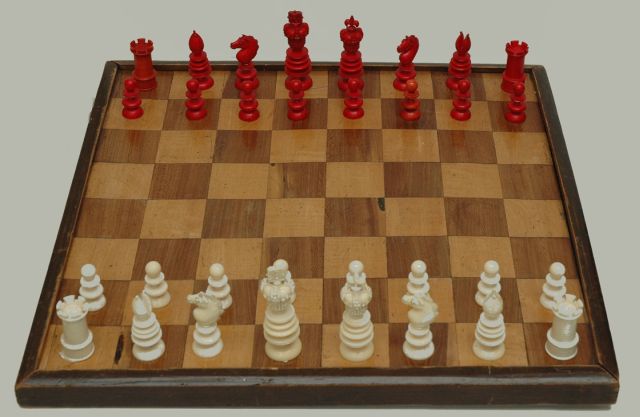 Schaakset, opbergdoos | Chess set Charles Hastilow style ivory set with a mahogany box, ivory, 8.5 x 3.5 cm, executed mid 19th century