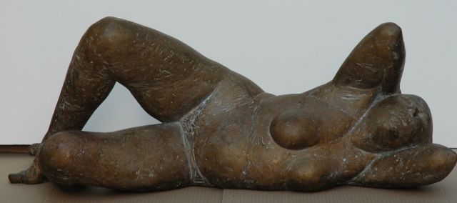 Waldemar Otto | Reclining female nude, bronze, 39.0 x 95.0 cm, signed with monogram under right foot and dated '88
