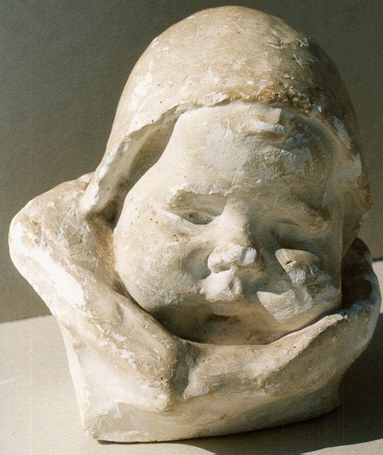Charles van Wijk | Babykopje met mutsje, plaster, 15.0 cm, gesigneerd niet