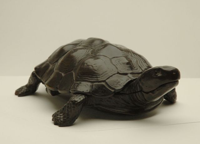 Franse School | A tortoise with rising back (inkwell), bronze, 8.5 x 16.0 cm