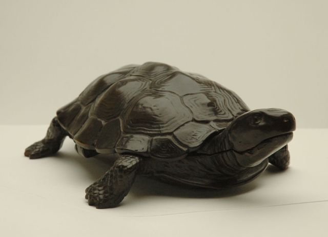 Franse School, 20e eeuw   | A tortoise with rising back (inkwell), bronze 8.5 x 16.0 cm