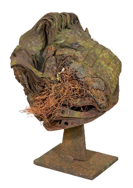 Theo Niermeijer | Bird, iron, synthetic material, rope, 27.4 x 21.0 cm