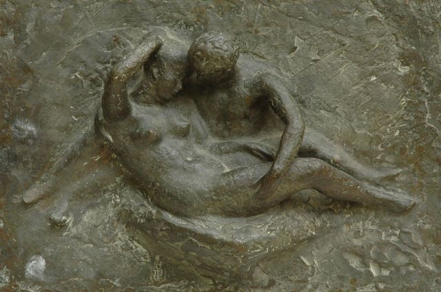 Pieter Starreveld | Couple in love, bronze, 28.2 x 43.0 cm, signed with stamp of monogram left of the center