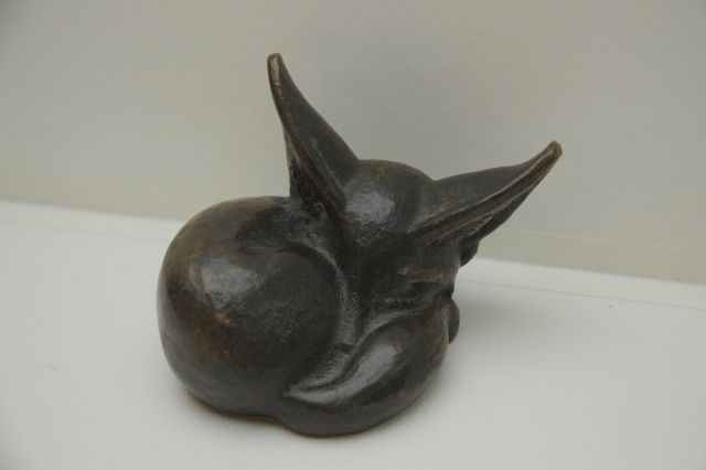 Zwitserse School, begin 20e eeuw   | Sleeping fox, patinated bronze 7.0 x 8.0 cm