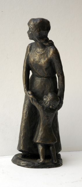 Duitse School, begin 20e eeuw | Mother and child, bronze, 33.0 x 10.2 cm