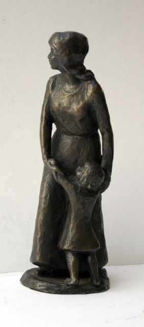 Duitse School, begin 20e eeuw   | Mother and child, bronze 33.0 x 10.2 cm