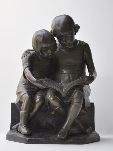 Victor Heinrich Seifert | The reading hour, bronze, 39.8 x 29.5 cm, signed on the backside