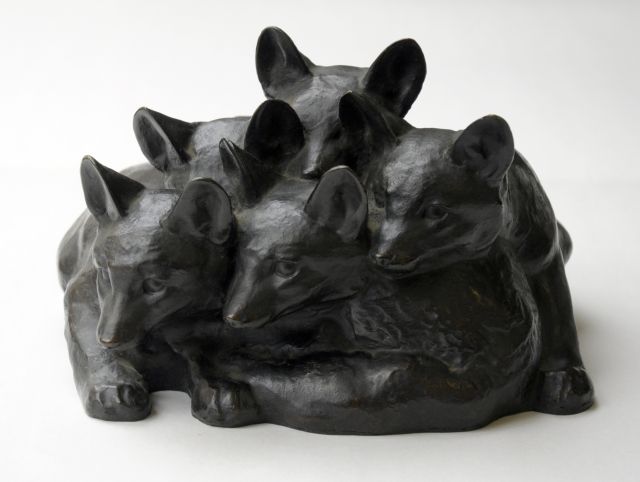 Zügel W.  | Young foxes, bronze 15.5 x 24.0 cm, signed on the rim (right)
