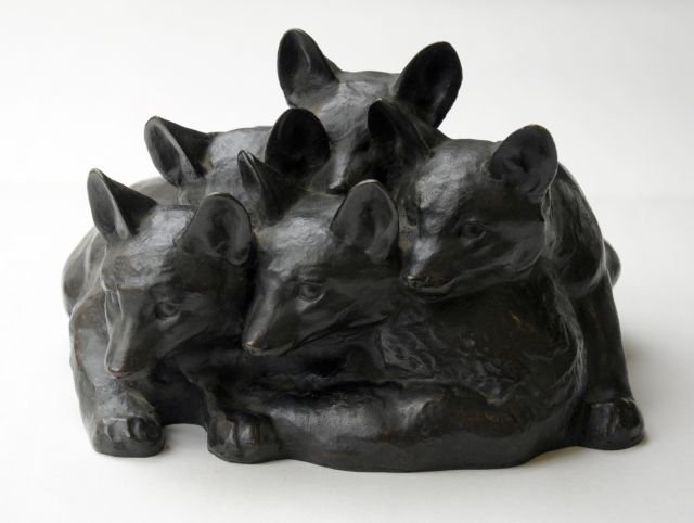 Willy Zügel | Young foxes, bronze, 15.5 x 24.0 cm, signed on the rim (right)