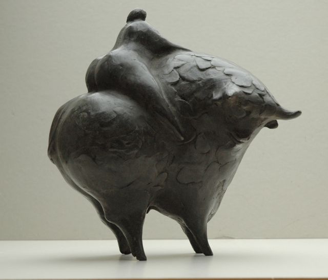 Evert van Hemert | Mattie, patinated bronze, 25.1 x 21.3 cm, signed with monogram on the belly and te dateren 2009