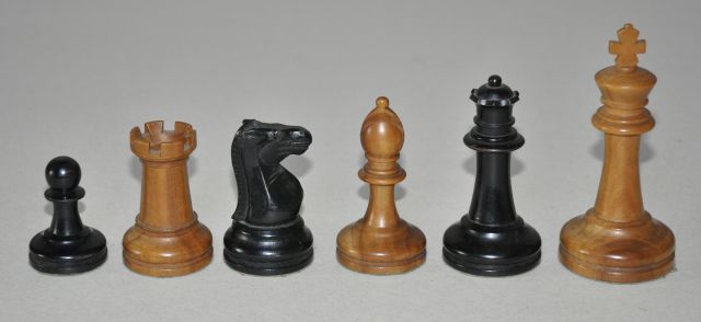 Schaakset   | A 'Jaques inspired' Staunton pattern boxwood and ebonised four-inch weighted chess set, palmwood and ebony 11.0 x 5.0 cm, executed circa 1950
