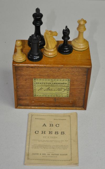 Schaakset, opbergdoos   | A Jaques Staunton boxwood and ebony chess set, palmwood and ebony 9.0 x 4.6 cm, signed on foot whith king/stamp on horse and tower and executed circa 1900