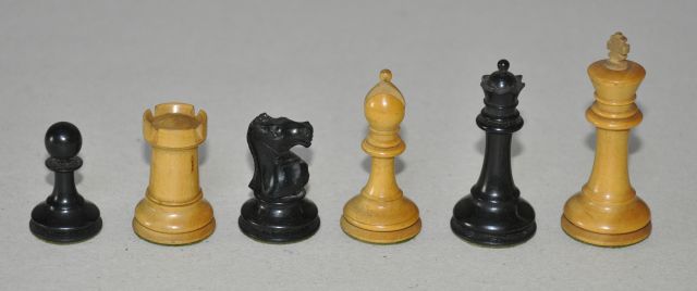 Schaakset, opbergdoos | A Staunton pattern chess set, together with wooden box, wood with ebony- and fruitwood, 8.0 x 3.5 cm