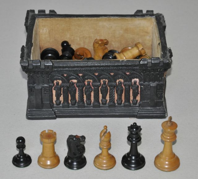 Schaakset, opbergdoos | A Staunton-pattern boxwood and ebonised set in a Cartonpierre box, lacking lid., palmwood and ebony, 8.0 x 4.0 cm, signed stamped with crown on knight and rook and 1900