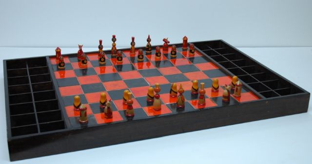 Schaakset, opbergdoos   | A Russian painted wood chess set, together with matching board and box, wood 8.5 x 4.5 cm, 20th century