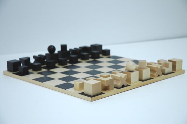 Schaakset, opbergdoos | A German Bauhaus wood chess set, after Josef Hartwig, together with a conforming games board, wood, 4.7 x 2.0 cm, executed ca. 1990-2000