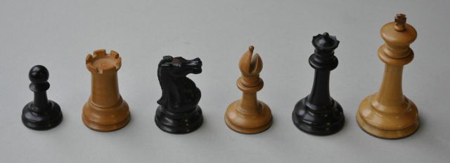 Schaakset, opbergdoos | Staunton chess set with matching wooden box (without lid), palmwood and ebony, 9.0 x 4.5 cm, gesigneerd gemerkt op rand van witte koning and executed ca. 1870