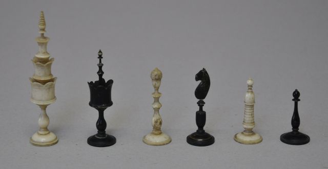 Schaakset   | A German ‘Selenus pattern' chess set, bone 10.5 x 4.2 cm, executed 19th century