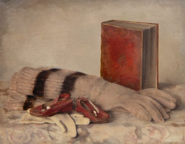 Frans Everbag | Still life with gloves, a book and children's shoes, oil on panel, 21.0 x 26.9 cm, signed l.r. and dated '27