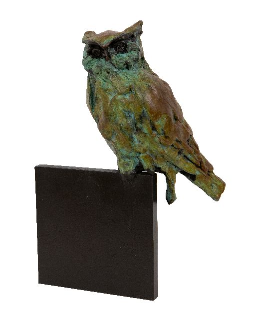 Laan J. van der | Ruhender Uhu, patinated bronze 21.0 x 14.0 cm, gesigneerd gemonogrammeerd achterzijde