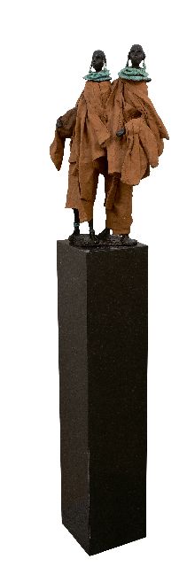 Marianne Houtkamp | Two Masai in shuka, bronze, 49.0 x 31.0 cm