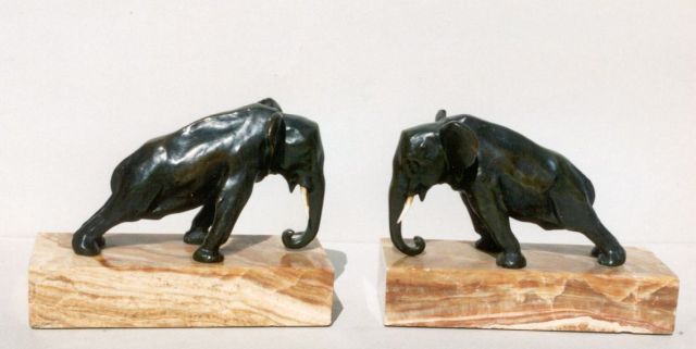 Waldmann O.  | Bücherstützen 2 Elefanten, bronze, ivory and onyx 10.0 cm, gesigneerd op sokkel