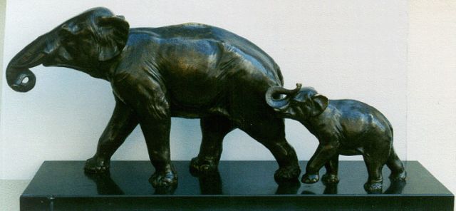 Rochard R.  | Eelefant mit seinem Jungen, bronze 36.5 x 75.3 cm, gesigneerd op rechter achterpoot jong