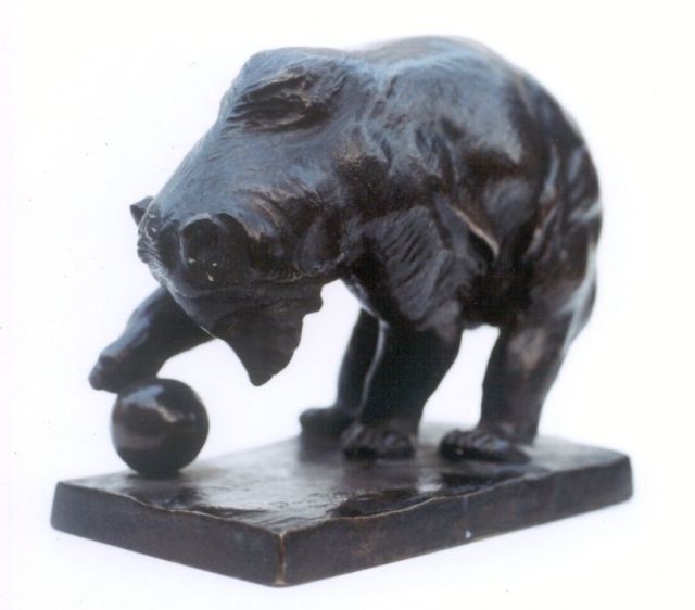 Pallenberg J.F.  | Beer met bal, bronze 12.0 x 14.0 cm, gesigneerd op basis