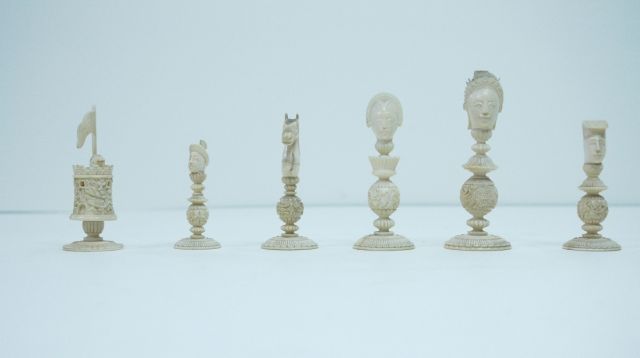 Schaakset   | A Chinese export carved ivory chess set, in the 'Macao' style, ivory 10.7 cm, executed in the 19th century
