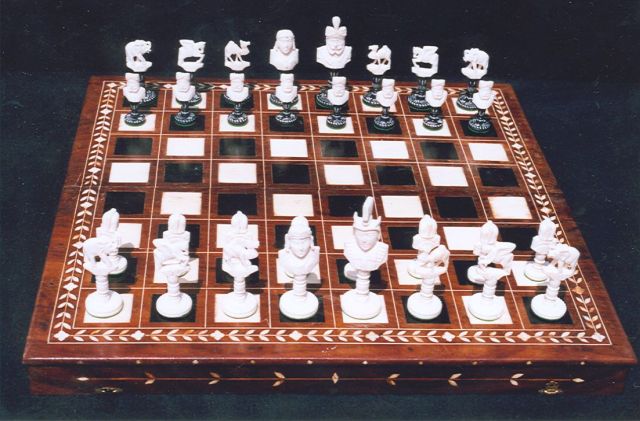 Schaakset, schaakbord/doos   | Indian carved ivory bust type chess set, together with an inlaid ivory and ebonized games board/box, bone 9.5 x 5.3 cm, second quarter 20th century