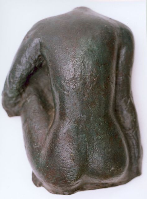 Kogan M.  | Vrouwelijk naakt, bronze 11.8 x 9.5 cm, gesigneerd met initialen aan binnenzijde