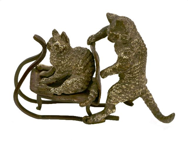 Weense School | Zwei bronzene Katzen auf Schiebschlitten, bronze, 6.4 x 8.5 cm