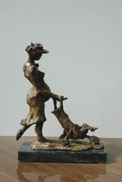 Freddy van Dyck | Moedertrots, bronze, 33.7 x 26.2 cm, gesigneerd op bronzen basis