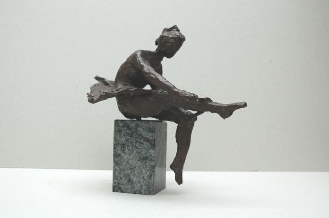 Dyck F. van | Zittende ballerina, bronze 23.0 x 24.1 cm, gesigneerd onderzijde tutu